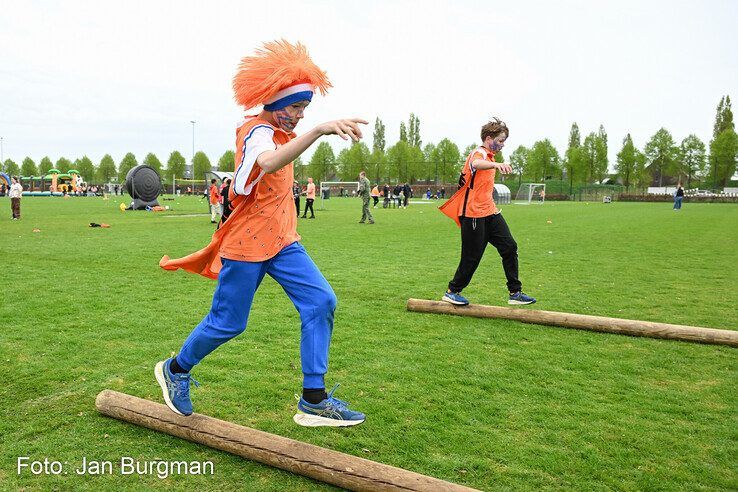 In beeld: Zwolse basisschoolkinderen vieren sportief Oranjefeest tijdens Koningsspelen