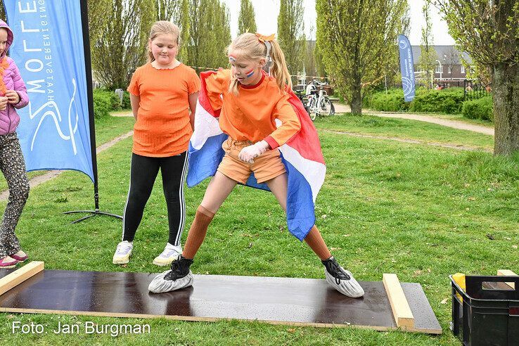 In beeld: Zwolse basisschoolkinderen vieren sportief Oranjefeest tijdens Koningsspelen