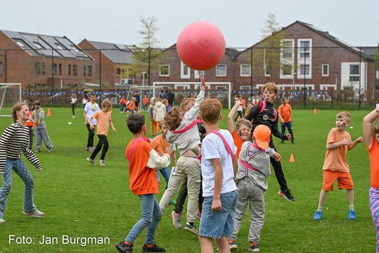 In beeld: Zwolse basisschoolkinderen vieren sportief Oranjefeest tijdens Koningsspelen