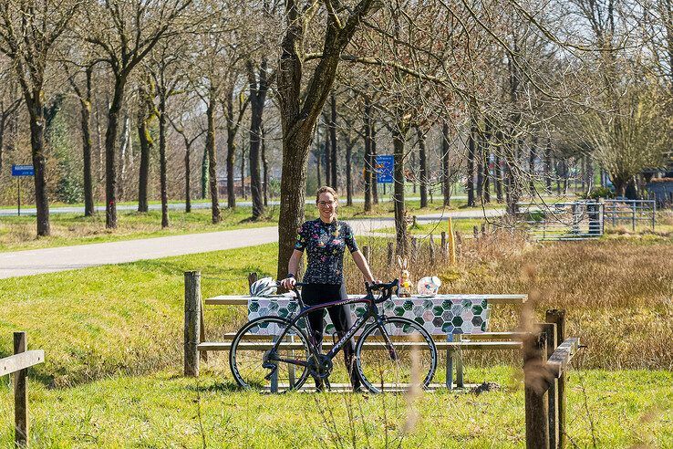 Mirella Zwanenburg bij de picknictafel in Epe.