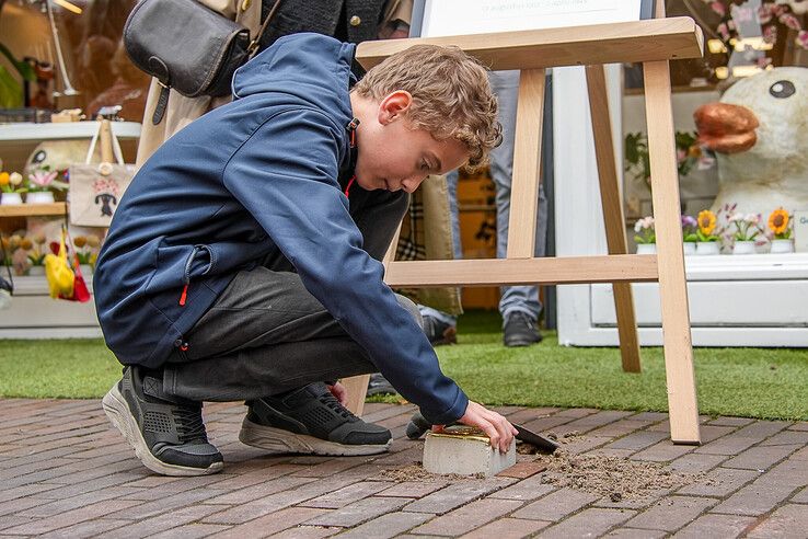 In beeld: Christian legt Stolperstein voor overgrootvader Marinus in Hattem