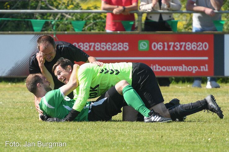 In beeld: ’s-Heerenbroek pakt kampioenschap in bloedstollende blessuretijd-thriller