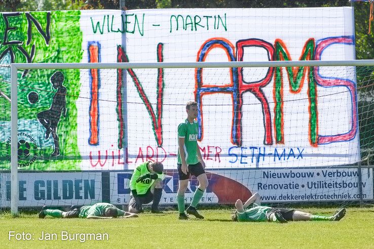 In beeld: ’s-Heerenbroek pakt kampioenschap in bloedstollende blessuretijd-thriller