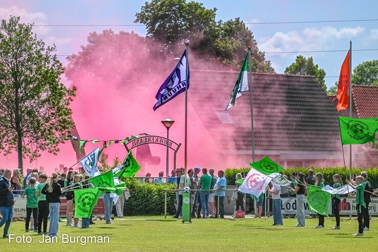 In beeld: ’s-Heerenbroek pakt kampioenschap in bloedstollende blessuretijd-thriller