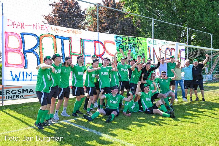 In beeld: ’s-Heerenbroek pakt kampioenschap in bloedstollende blessuretijd-thriller