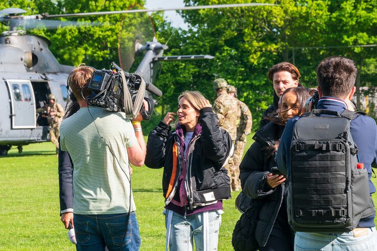 In beeld (video): Zoë Tauran geland met helikopter voor optreden op Bevrijdingsfestival in Zwolle