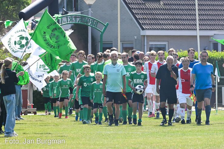 In beeld: ’s-Heerenbroek pakt kampioenschap in bloedstollende blessuretijd-thriller