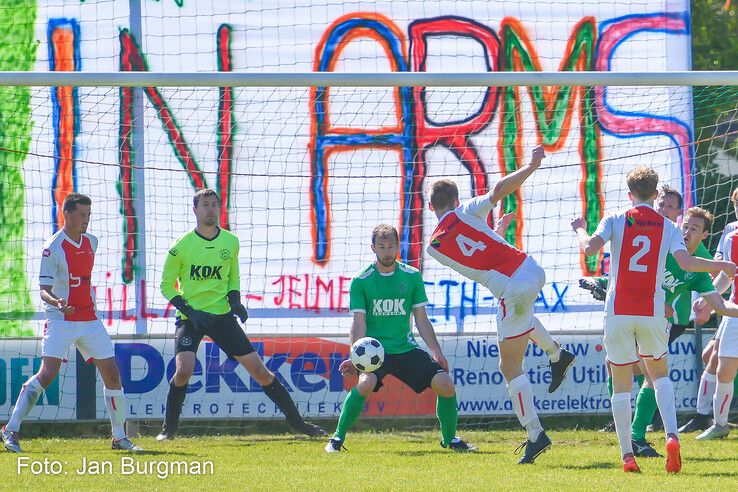In beeld: ’s-Heerenbroek pakt kampioenschap in bloedstollende blessuretijd-thriller