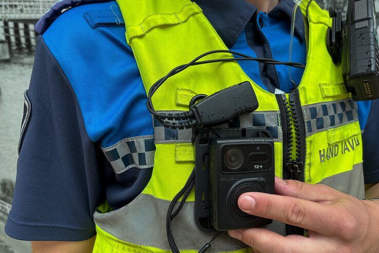 De bodycam op het uniform van een handhaver.