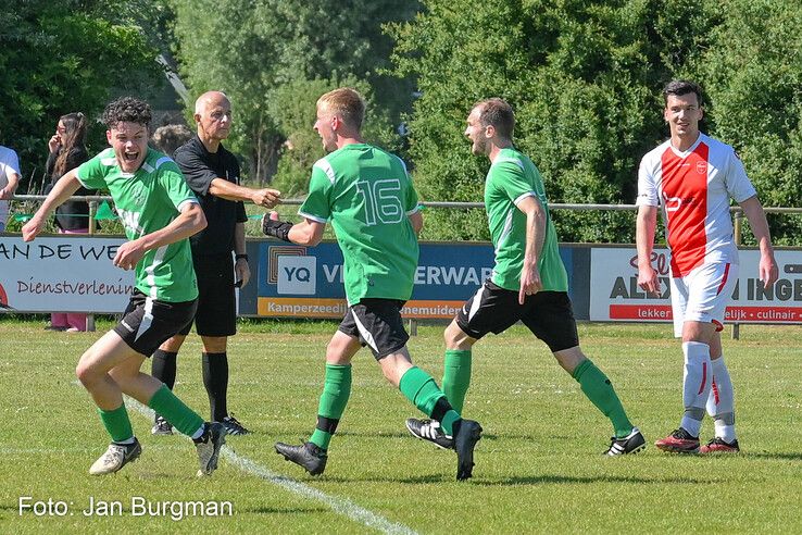 In beeld: ’s-Heerenbroek pakt kampioenschap in bloedstollende blessuretijd-thriller