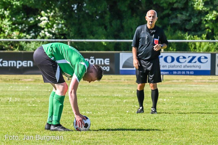 In beeld: ’s-Heerenbroek pakt kampioenschap in bloedstollende blessuretijd-thriller