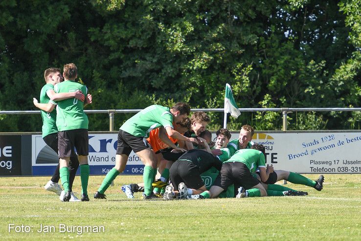 In beeld: ’s-Heerenbroek pakt kampioenschap in bloedstollende blessuretijd-thriller
