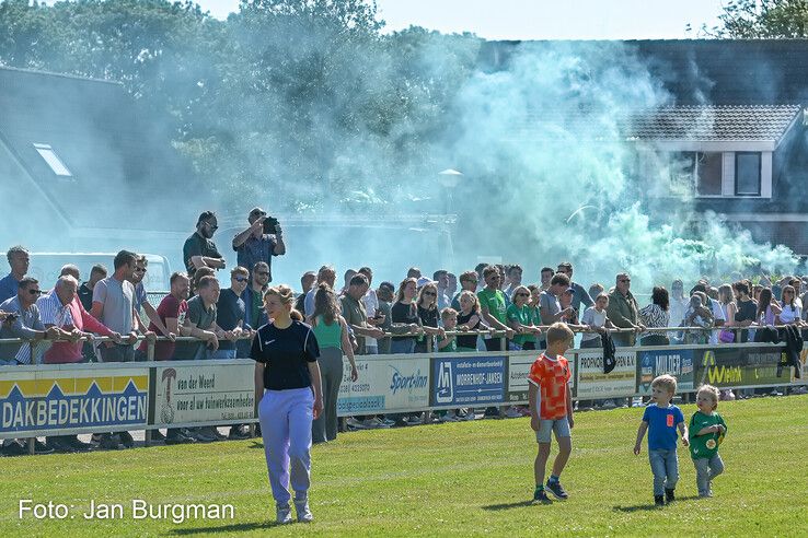 In beeld: ’s-Heerenbroek pakt kampioenschap in bloedstollende blessuretijd-thriller