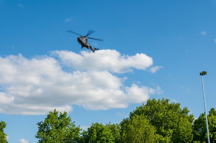 In beeld (video): Zoë Tauran geland met helikopter voor optreden op Bevrijdingsfestival in Zwolle