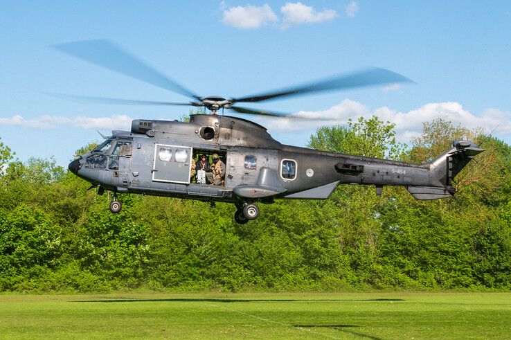 In beeld (video): Zoë Tauran geland met helikopter voor optreden op Bevrijdingsfestival in Zwolle