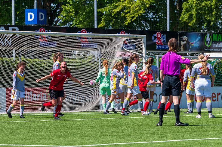 In beeld: Be Quick ’28 Vrouwen sluit sterk seizoen af met zege op kampioen
