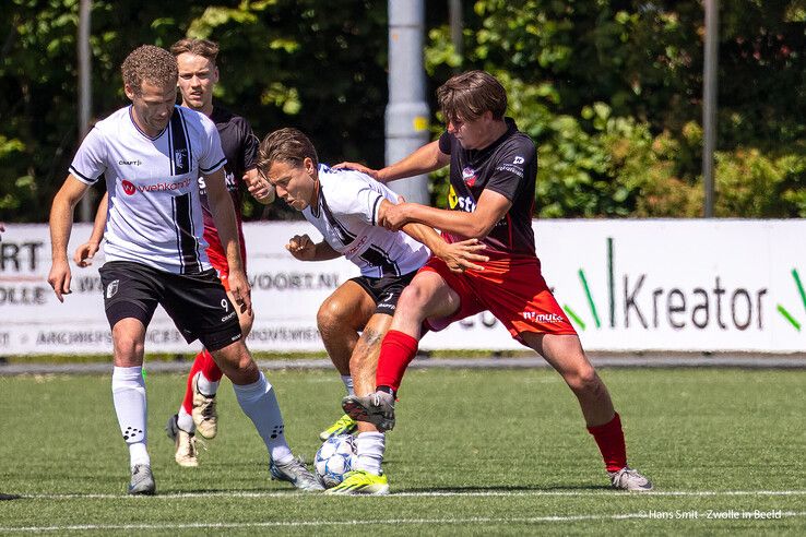 In beeld: Flevo Boys laat Berkum instorten en jaagt Zwollenaren nacompetitie in