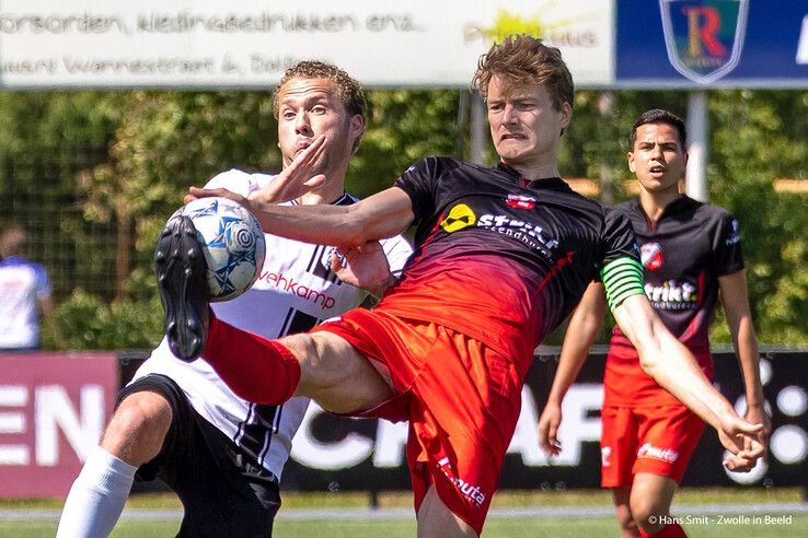 In beeld: Flevo Boys laat Berkum instorten en jaagt Zwollenaren nacompetitie in