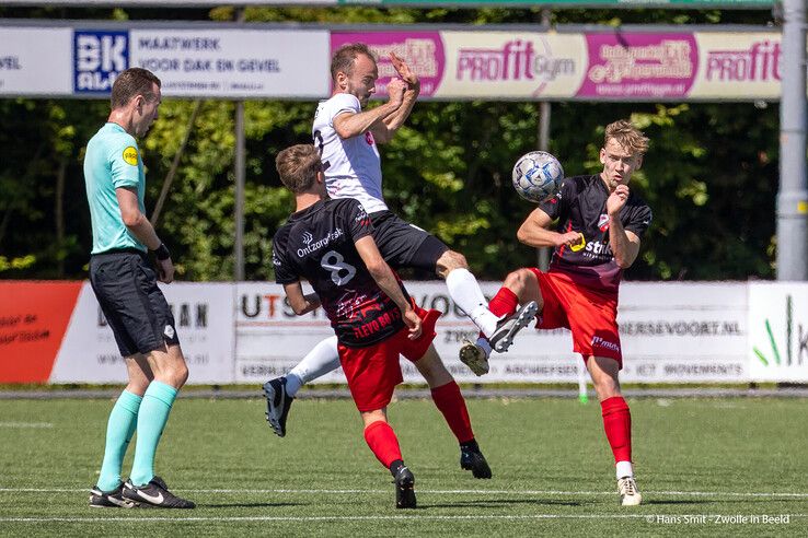 In beeld: Flevo Boys laat Berkum instorten en jaagt Zwollenaren nacompetitie in