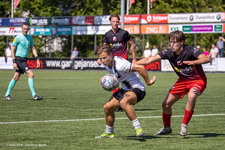 In beeld: Flevo Boys laat Berkum instorten en jaagt Zwollenaren nacompetitie in