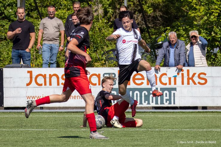 In beeld: Flevo Boys laat Berkum instorten en jaagt Zwollenaren nacompetitie in