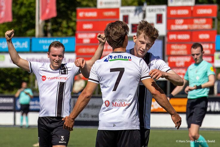 In beeld: Flevo Boys laat Berkum instorten en jaagt Zwollenaren nacompetitie in