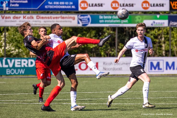 In beeld: Flevo Boys laat Berkum instorten en jaagt Zwollenaren nacompetitie in