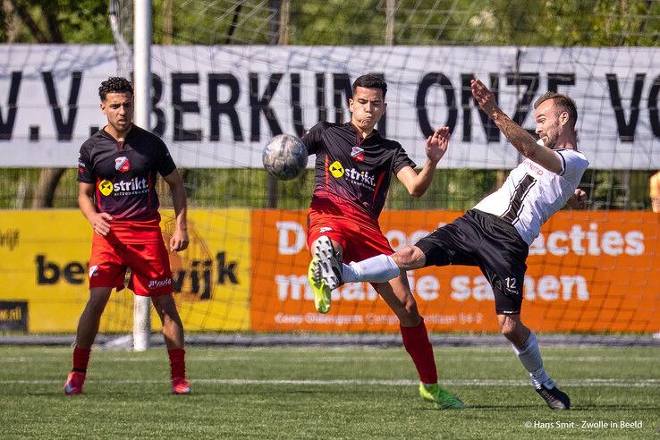 In beeld: Flevo Boys laat Berkum instorten en jaagt Zwollenaren nacompetitie in
