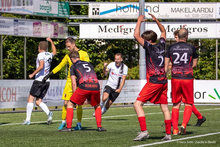 In beeld: Flevo Boys laat Berkum instorten en jaagt Zwollenaren nacompetitie in