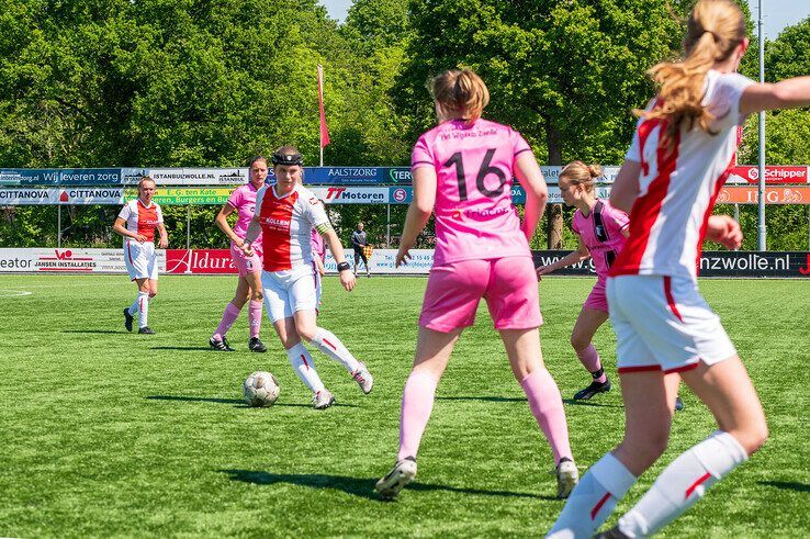 In beeld: Berkum Vrouwen pakt titel in derde klasse na ommekeer tegen Oene