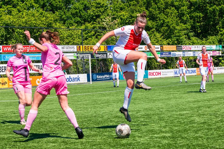 In beeld: Berkum Vrouwen pakt titel in derde klasse na ommekeer tegen Oene