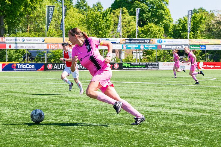 In beeld: Berkum Vrouwen pakt titel in derde klasse na ommekeer tegen Oene