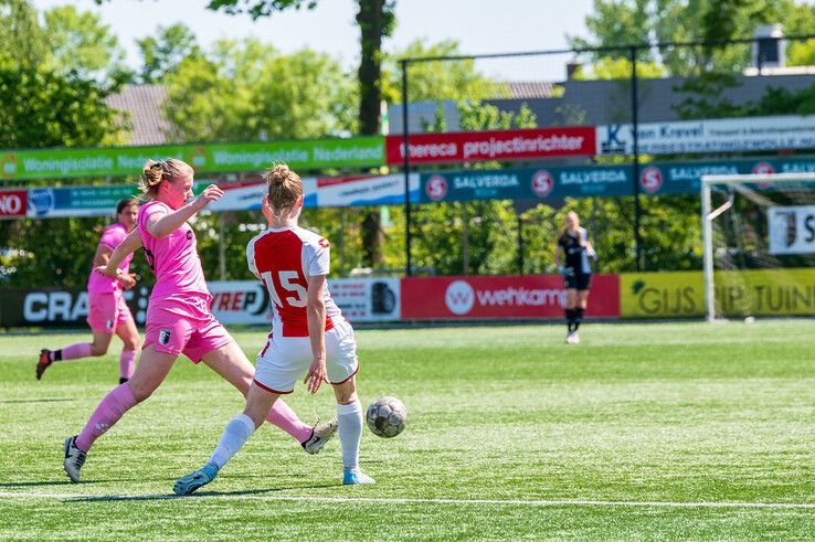 In beeld: Berkum Vrouwen pakt titel in derde klasse na ommekeer tegen Oene