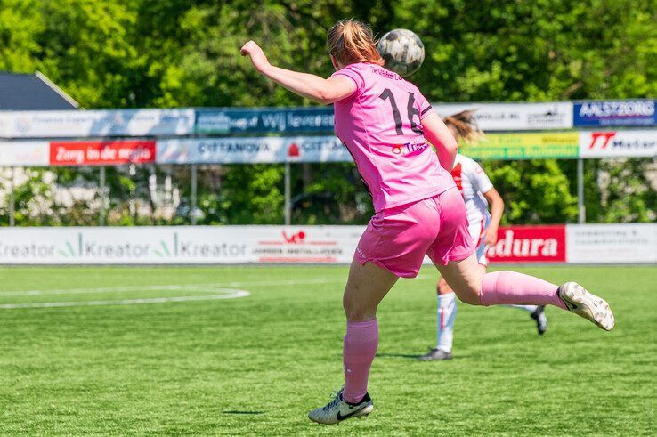 In beeld: Berkum Vrouwen pakt titel in derde klasse na ommekeer tegen Oene