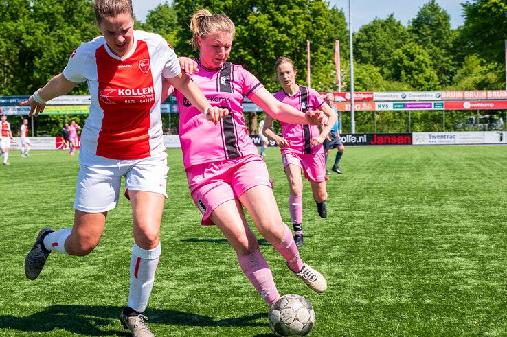 In beeld: Berkum Vrouwen pakt titel in derde klasse na ommekeer tegen Oene