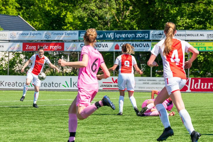 In beeld: Berkum Vrouwen pakt titel in derde klasse na ommekeer tegen Oene