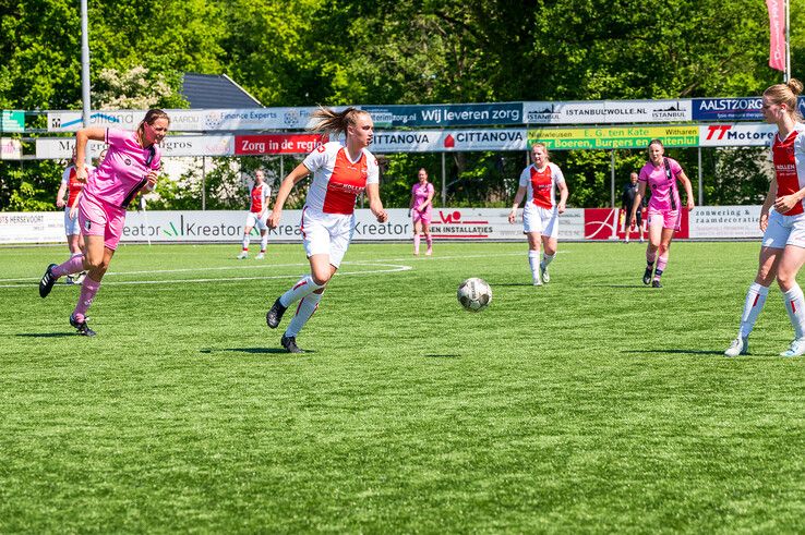 In beeld: Berkum Vrouwen pakt titel in derde klasse na ommekeer tegen Oene