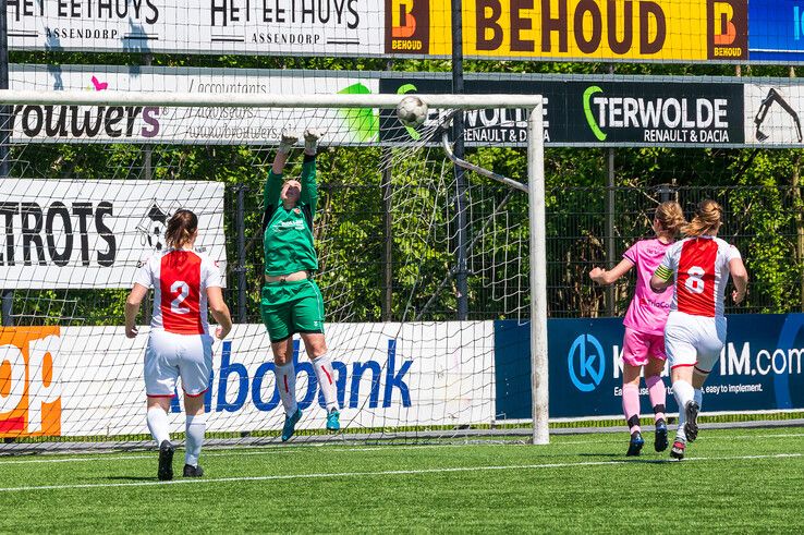 In beeld: Berkum Vrouwen pakt titel in derde klasse na ommekeer tegen Oene
