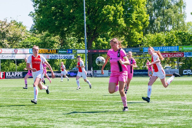 In beeld: Berkum Vrouwen pakt titel in derde klasse na ommekeer tegen Oene