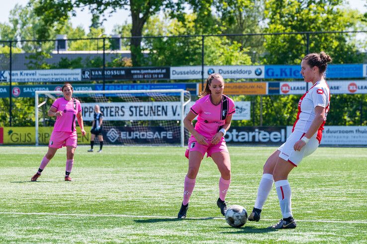 In beeld: Berkum Vrouwen pakt titel in derde klasse na ommekeer tegen Oene