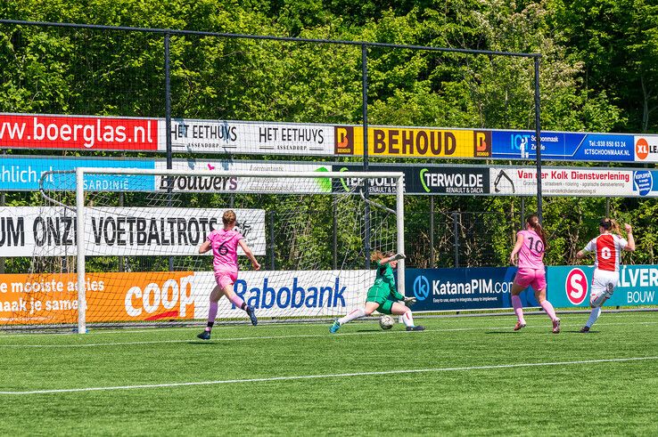In beeld: Berkum Vrouwen pakt titel in derde klasse na ommekeer tegen Oene
