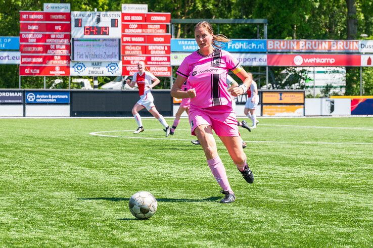 In beeld: Berkum Vrouwen pakt titel in derde klasse na ommekeer tegen Oene
