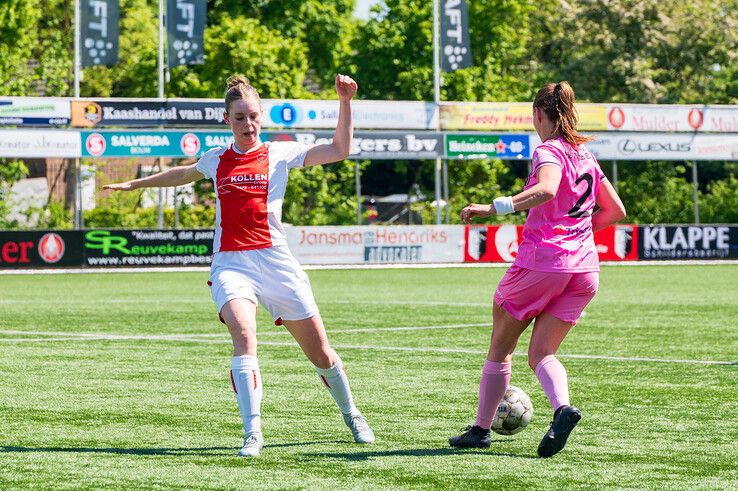 In beeld: Berkum Vrouwen pakt titel in derde klasse na ommekeer tegen Oene