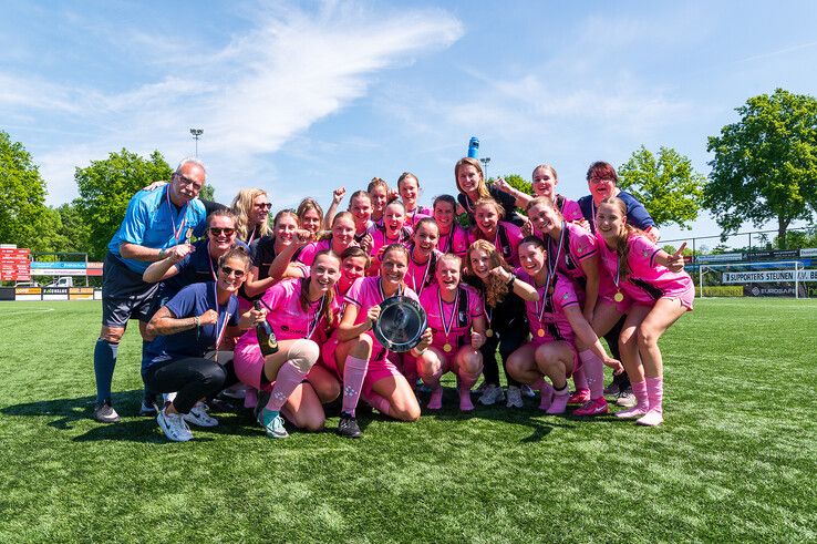 In beeld: Berkum Vrouwen kampioen en volgend seizoen naar tweede klasse