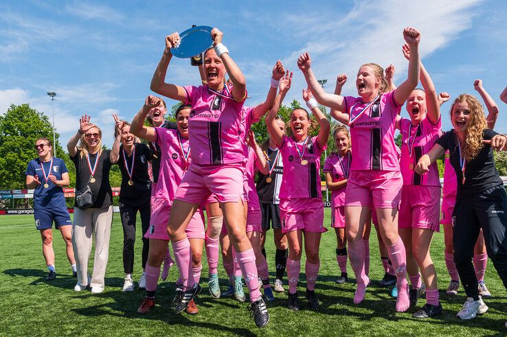 In beeld: Berkum Vrouwen kampioen en volgend seizoen naar tweede klasse