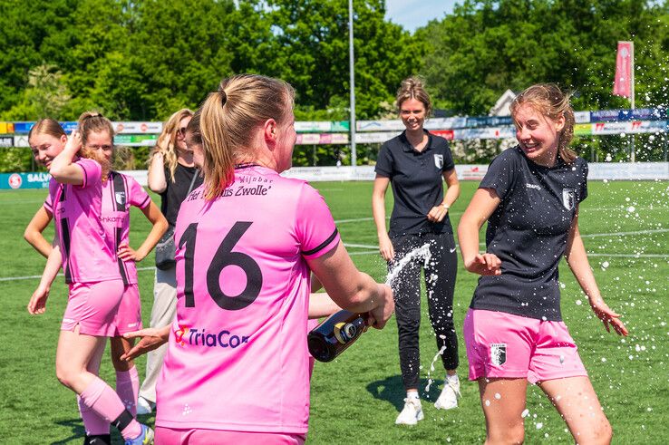 In beeld: Berkum Vrouwen kampioen en volgend seizoen naar tweede klasse