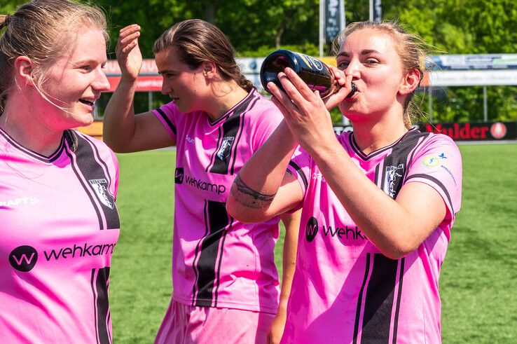 In beeld: Berkum Vrouwen kampioen en volgend seizoen naar tweede klasse
