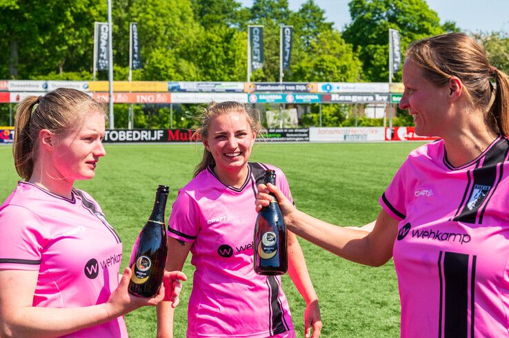In beeld: Berkum Vrouwen kampioen en volgend seizoen naar tweede klasse