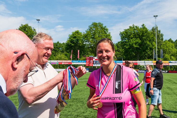In beeld: Berkum Vrouwen kampioen en volgend seizoen naar tweede klasse