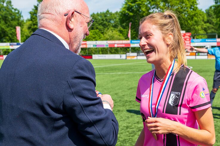 In beeld: Berkum Vrouwen kampioen en volgend seizoen naar tweede klasse